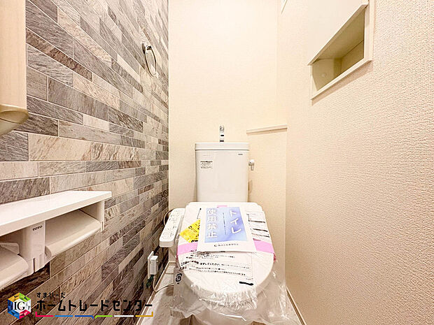 【トイレ】清潔感のあるスタイリッシュなシャワートイレ。トイレは家族が毎日使うプライベートな空間です。清潔であることはもちろん、使いやすく居心地のいいトイレにすることで快適に過ごすことができますね♪