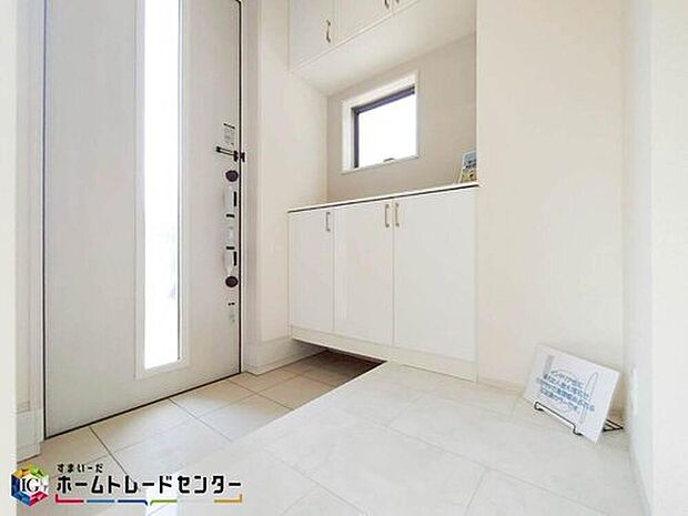 【玄関】お洒落でスタイリッシュな玄関ポスト♪防犯面でも安心できるTVモニターインターフォン付です♪玄関の庇の下にポストを設置すると雨に濡れずに郵便物が取れるのでかなり便利になります。