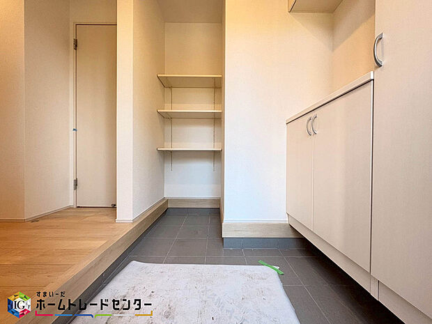 【玄関】家の第一印象は玄関で決まるくらい重要な場所。玄関は家の顔といわれますが我が家のセンスをさりげなく感じさせる魅力ある玄関造りも楽しみの一つ。帰宅する度に家族がほっとできる心地よい空間造りも大切ですね♪