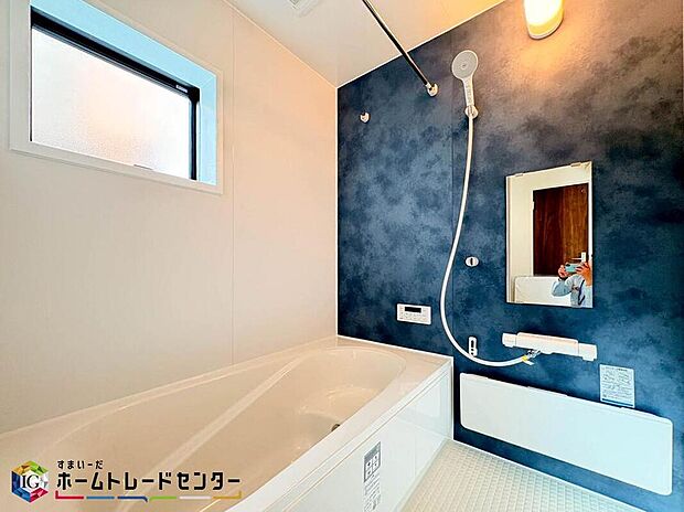 【浴室】お子様と一緒に入ってもゆったり寛げる1坪タイプのシステムバス。水をはじくのが早く乾きやすくカビの発生を防ぐドライ床＆標準仕様簡単ヘアキャッチャーも付いていますので一番最初に味わう【綺麗】を長く保てます