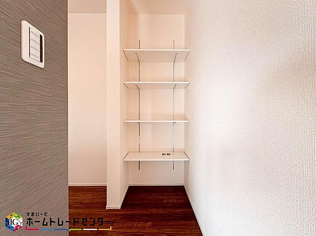 【収納】キッチン横にあるシェルフはパントリーとしても利用可能♪収納だけでなくお洒落なインテリアを置いても良いですね♪