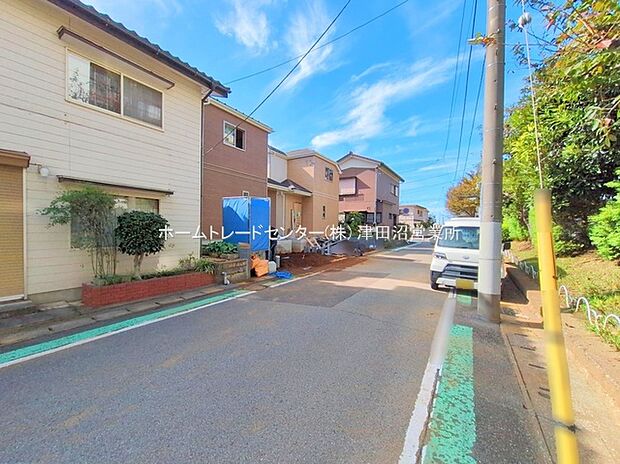 【前面道路含む現地写真】美しい緑と良好な住環境が守られてきたこの街に、新築戸建てが誕生致しました。穏やかな空気の流れる落ち着いた住環境です。ぜひ、現地へ足をお運びいただき実際の環境・陽当たりをご確認下さいませ♪