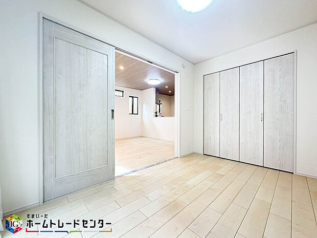 【リビング横洋室】リビング横にある洋室は魅力的♪家族が増えた時の為に部屋数も確保しておきたい。そんな欲張りなニーズに応える間取りとして人気なのが、リビングからつながるスペースを引き戸で仕切った間取りです♪