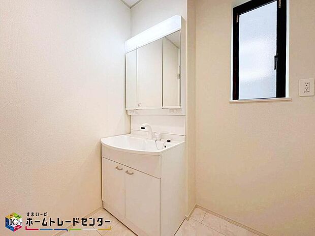 【洗面台・洗面所】家族全員が一番使用する洗面所はお掃除もしやすく使い勝手も抜群。歯ブラシ・ドライヤー・洗面道具・髭剃り・メイク道具など全て収納可能な収納スペースを確保♪二人並んでも十分なほどのスペースも魅力ですね♪