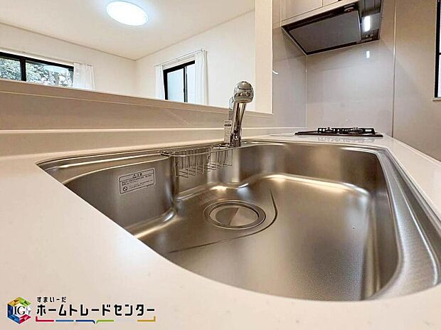 【キッチン】大きくて使いやすいシンクは一度に沢山の洗い物が可能。キッチン自体が広いので、食器用水切り網をおいてもまだまだスペースあり。調味料などをディスプレイし、お洒落なキッチンを演出してみてはいかがでしょうか。