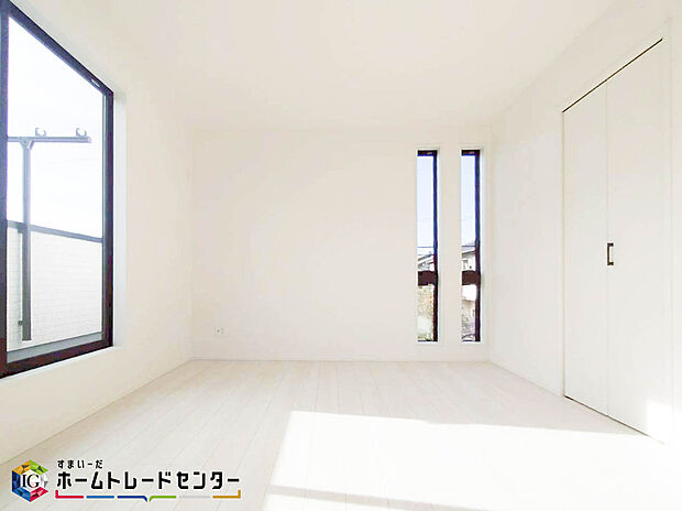 【2階洋室】ダブルベッドのサイズのベッドを配置しても十分な広さを確保できる寝室です♪住んでから後悔しないために、そして何よりゆっくりと安眠できるよう、居心地がよく快適に過ごせる寝室の空間づくりにこだわりましょう。