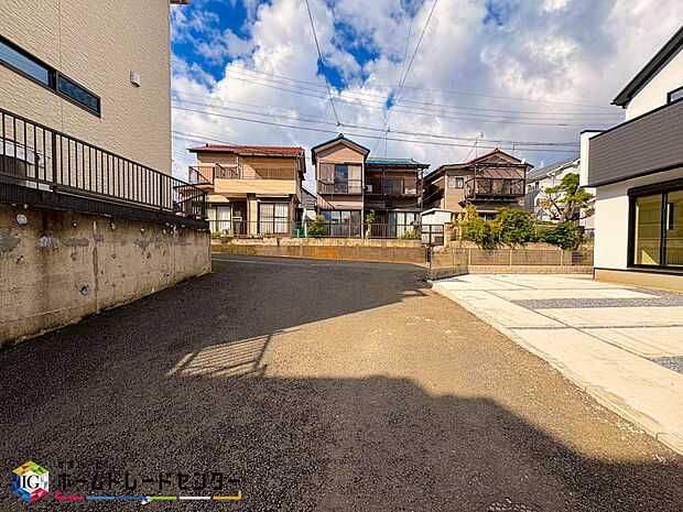 【現地外観写真】美しい緑と良好な住環境が守られてきたこの街に、新築戸建てが誕生致しました。穏やかな空気の流れる落ち着いた住環境です。ぜひ、現地へ足をお運びいただき実際の環境・陽当たりをご確認下さいませ♪