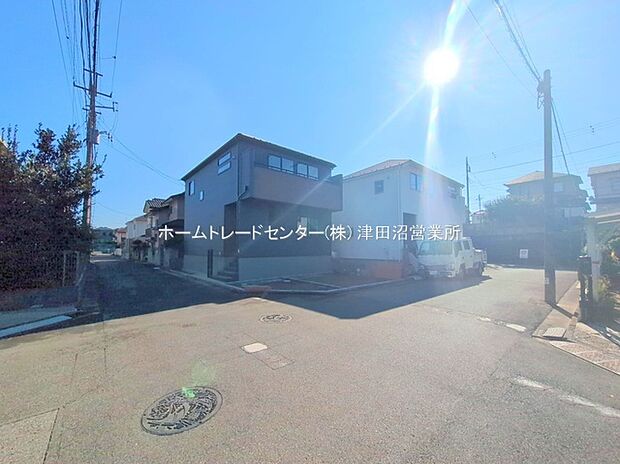 【前面道路含む現地写真】この風景が暮らしの一部に。毎日がイキイキと笑顔溢れる暮らしの始まりです♪ぜひ一度この見晴らしを体感してみませんか♪ご都合の良い時　自由に外観ご覧になれます。ご内見ご希望の際はぜひお気軽にご連絡下さい♪