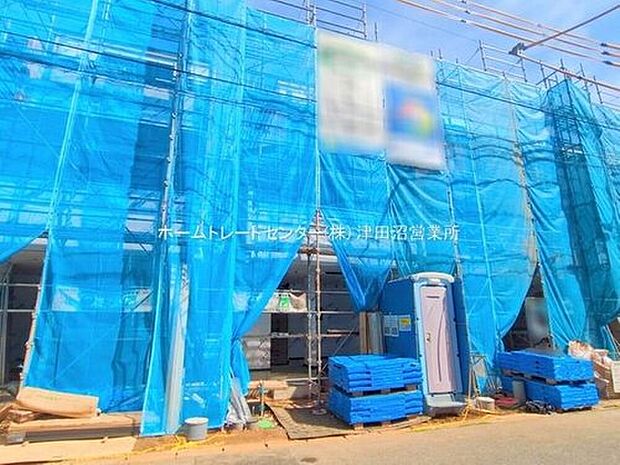 【 現地外観写真】美しい緑と良好な住環境が守られてきたこの街に、新築戸建てが誕生いたしました。穏やかな空気の流れる落ち着いた住環境です。ぜひ、現地へ足をお運びいただき実際の環境・陽当たりをご確認下さいませ♪