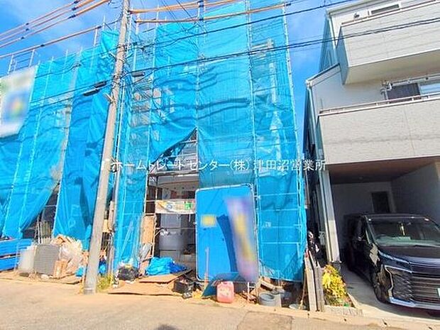 【前面道路含む現地写真】美しい緑と良好な住環境が守られてきたこの街に、新築戸建てが誕生いたしました。穏やかな空気の流れる落ち着いた住環境です。ぜひ、現地へ足をお運びいただき実際の環境・陽当たりをご確認下さいませ♪