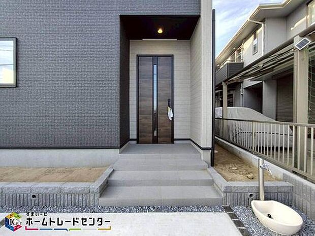 【玄関】家の第一印象は玄関で決まるくらい重要な場所。玄関は家の顔といわれますが我が家のセンスをさりげなく感じさせる魅力ある玄関造りも楽しみの一つ。帰宅する度に家族がほっとできる心地よい空間造りも大切ですね♪