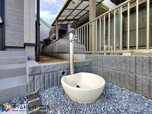 【その他】立水栓のメリットは使用するたびにかがむ必要がないことです。 毎日のように庭木に水を撒くなどの使用頻度が高い場合や、立った姿勢で使用することが多い場合は、立水栓に交換することをおすすめします。