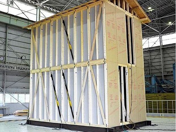 【木造住宅用制震ダンパーを採用】世界で初めて「金属流動」を利用した制震ダンパーです。温度や速度に影響されないため、季節を問わず常に安定した性能を発揮します。また、実験では震度７の大地震連続48回にも耐え、繰り返しの地震に強いことも証明されました。※現場により仕様が異なります。