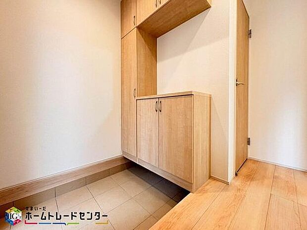 【玄関】下駄箱は可動棚タイプになっていますので、脚の長いブーツや長靴もたっぷり収納いただけます。いつも気持ちよくご家族をむかえられるよう、玄関下駄箱収納をフル活用してスッキリとした玄関を保ってください。