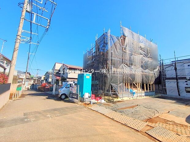 【前面道路含む現地写真】閑静な住宅地で子育て家族にピッタリ。毎日のお散歩も快適な緑に恵まれたエリアで、自然に包まれた穏やかな暮らしを実現するための、ゆとりある住環境が整っています。緑の潤いを感じながらホッと生活できそう。