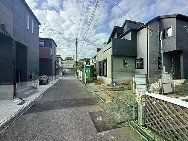 【前面道路含む現地写真】毎日のお散歩も快適な緑に恵まれた閑静な住宅地は、伸び伸びスローライフを叶えてくれます。自然豊富な季節の移ろいを身近に感じられる環境で子育てすれば、お子様もきっと素直に成長してくれるはずです！