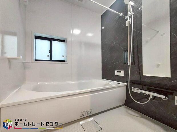 【浴室】親子で一緒に入れてゆったりとくつろぐことのできるバスタブです。ご家族の毎日の疲れを 癒す広々とした空間になっております。また、換気ができる窓もあるので梅雨時の気になる湿気なども換気できて安心ですね♪