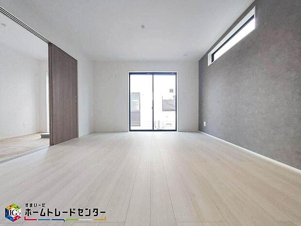 【リビング】家族の食事や団らんのほか、お子様を遊ばせたり友人を招いたりするＬＤＫは住まいの中心。長時間過ごす場所だからこそ、陽当たりの良さ・居心地の良さなどお住まい探しの一番重要なポイントになります。