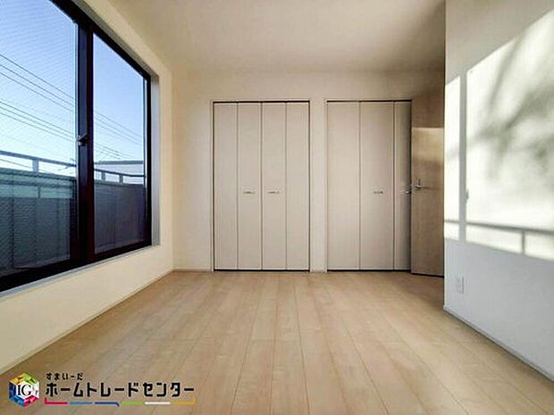 【リビング以外の居室】お子様の成長と共に必要になる子供部屋。勉強机・ベッドを配置しても十分な広さがあるのは戸建てならでは。お子様のお友達を招いたりプライバシーも確保できる子供部屋はお子様の自立心も芽生えます♪