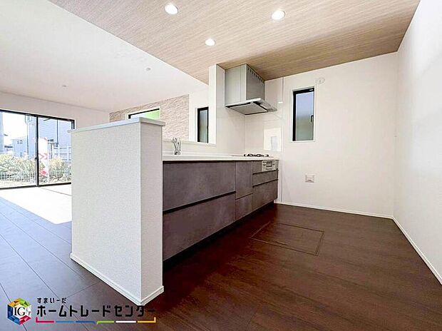 【キッチン】キッチンには大容量のオールスライド式の収納を採用しております。奥までしっかりと収納として活用でき、取り出す時も手前の物をどかしたりする手間など掛かりません、キッチン周りをいつもスッキリにしておけます。