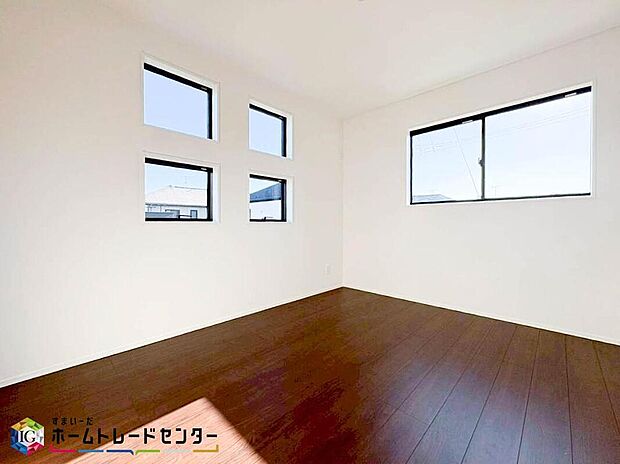 【リビング以外の居室】お子様やご家族の人数により一人一部屋が叶う空間になります。戸建ては各部屋のプライバシーを十分に保つ事が可能です。またゲストルームとしてや在宅ワークのスペースとしてお部屋が多いと便利です。