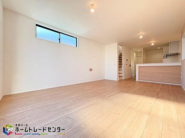 【リビング】家族の食事や団らんのほか、お子様を遊ばせたり友人を招いたりするLDKは住まいの中心。長時間過ごす場所だからこそ、陽当たりの良さ・居心地の良さなどお住まい探しの一番重要なポイントになります。