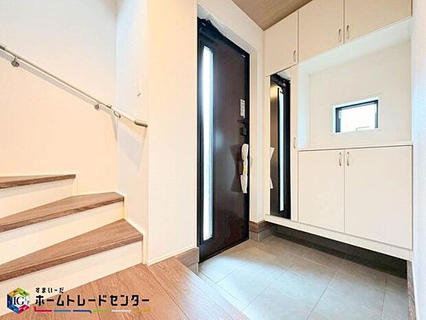 【玄関】家の第一印象は玄関で決まるくらい重要な場所。玄関は家の顔といわれますが我が家のセンスをさりげなく感じさせる魅力ある玄関造りも楽しみの一つ。帰宅する度に家族がほっとできる心地よい空間造りも大切ですね♪