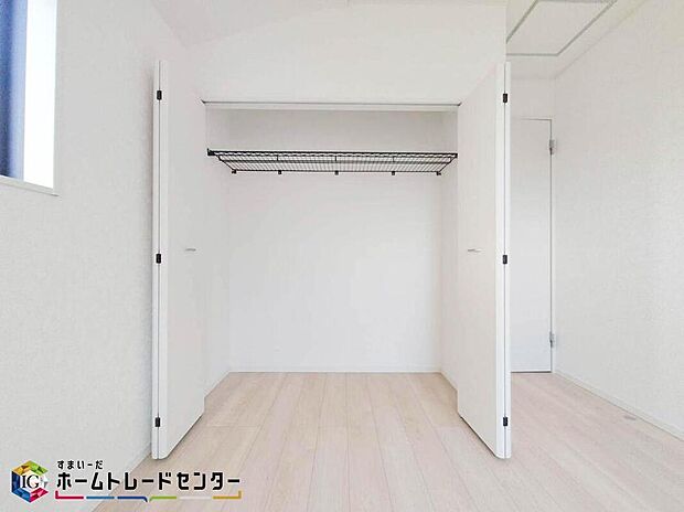 【収納】居住空間の広さを保ちつつ程よい広さがある収納スペース。季節ごとの家電や思い出のアルバム、カバン類などを収納出来る棚もあります。衣替えも楽にできるのでお部屋の中をすっきりと片付けられるますね♪