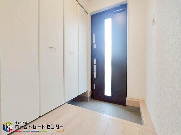 【玄関】壁を膨張色にすることで、玄関を開放的に見せることができます。ホワイトやオフホワイト、ベージュ、ライトグレーなど柔らかく広がりを感じられるような色を選ぶのがポイントです。