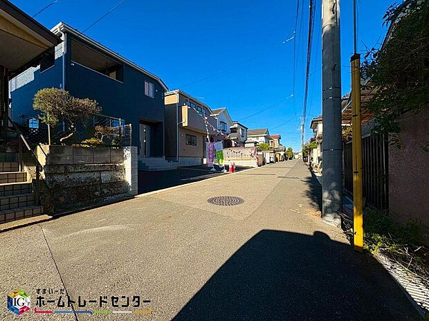 【前面道路含む現地写真】閑静な住宅地で子育て家族にピッタリ。毎日のお散歩も快適な緑に恵まれたエリアで、自然に包まれた穏やかな暮らしを実現するための、ゆとりある住環境が整っています。緑の潤いを感じながらホッと生活できそう。
