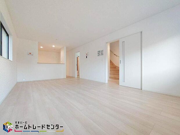 【リビング】広々としたリビングは南側に設けた掃き出し窓からたくさんの陽光を取り入れてくれます。家族が集まる空間ですからやはり明るさと、暖かさは大切です。広さがありますので家具の配置に悩まなくて済むのも良いです。