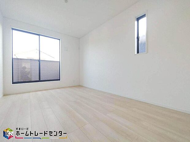 【リビング以外の居室】ダブルベッドのサイズのベッドを配置しても十分な広さを確保できる寝室です♪住んでから後悔しないために、そして何よりゆっくりと安眠できるよう、居心地がよく快適に過ごせる寝室の空間づくりにこだわりましょう。