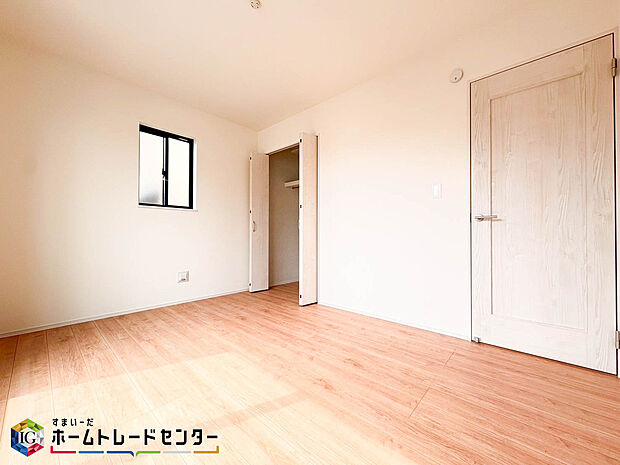【2階洋室】お子様の成長と共に必要になる子供部屋。勉強机・ベッドを配置しても十分な広さがあるのは戸建てならでは。お子様のお友達を招いたりプライバシーも確保できる子供部屋はお子様の自立心も芽生えます♪