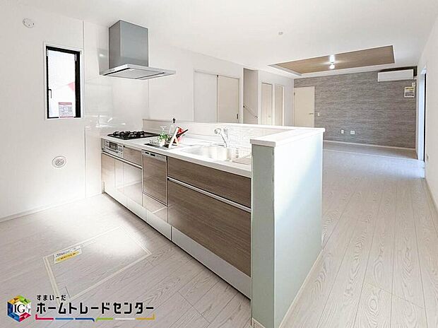 【キッチン】お洒落で清潔感のある対面キッチン♪対面式キッチンは家族との大事なコミュニケーションも取りやすく自然と会話が増えるような設計となっています。床下の収納スペースもちょっとした物を収納できるので嬉しい魅力♪