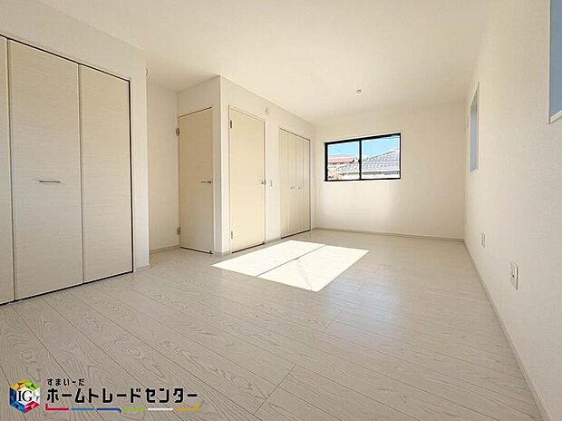 【リビング以外の居室】お子様やご家族の人数により一人一部屋が叶う空間になります。戸建ては各部屋のプライバシーを十分に保つ事が可能です。またゲストルームとしてや在宅ワークのスペースとしてお部屋が多いと便利です。