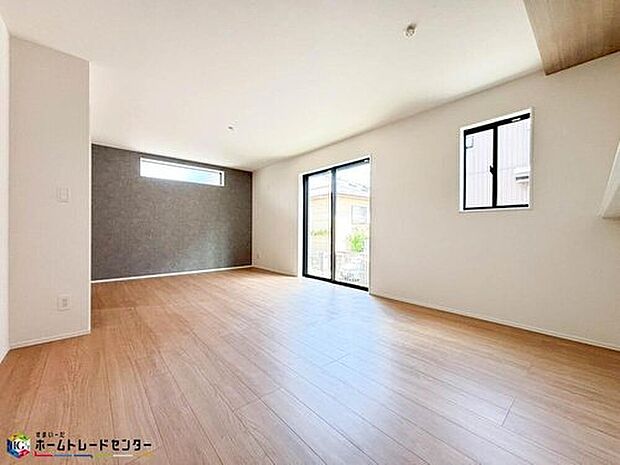 【リビング】家族みんなが揃う場所だからこそ一番に陽当たりを考慮し明るくゆったりとくつろげる場所として設計しております。大切なお客様を迎えるリビングはいつも綺麗に保てるように♪収納もたくさんご用意しております♪