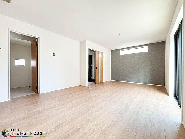 【リビング】広々としたリビングは南側に設けた掃き出し窓からたくさんの陽光を取り入れてくれます。家族が集まる空間ですからやはり明るさと、暖かさは大切です。広さがありますので家具の配置に悩まなくて済むのも良いです。