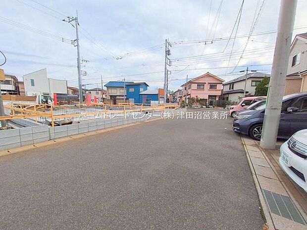 【前面道路含む現地写真】閑静な住宅地で子育て家族にピッタリ。毎日のお散歩も快適な緑に恵まれたエリアで、自然に包まれた穏やかな暮らしを実現するための、ゆとりある住環境が整っています。緑の潤いを感じながらホッと生活できそう。
