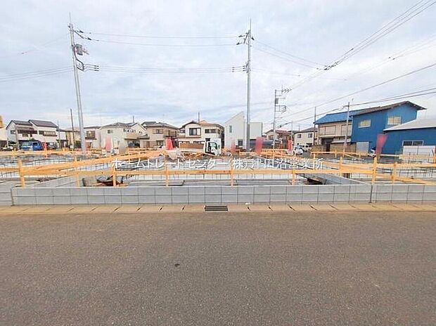 【現地外観写真】美しい緑と良好な住環境が守られてきたこの街に、新築戸建てが誕生致しました。穏やかな空気の流れる落ち着いた住環境です。ぜひ、現地へ足をお運びいただき実際の環境・陽当たりをご確認下さいませ♪