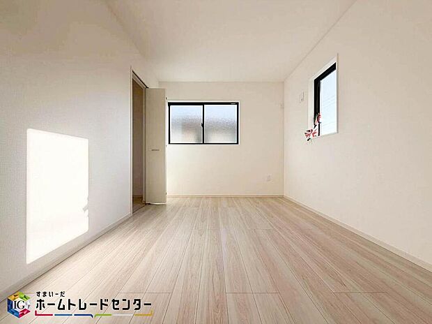 【リビング以外の居室】お子様の自立性を与えてあげられる子供部屋はお子様にとって大変重な役割があります。子供一人で過ごす空間を与えることで、宿題や勉強時間も自然と増えまた自ら部屋の片付けや掃除なども促すことに繋がります。