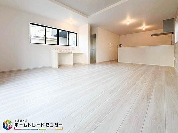 【リビング】南向きのLDKは採光も明るく風通し共に良好です。対面キッチンからはLDが見渡せるのでお子様が遊んでいる様子を見守りながら料理できます。また会話をしながらの調理も可能ですので家族との交流も深まりますね♪