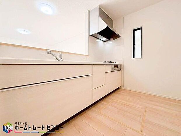 【キッチン】キッチンで作ったお料理もカウンター越しで受け渡しが可能なので、ママの家事の負担も軽減されますね♪キッチンとダイニングが1つの空間のようになりますので、部屋が広々とした感じを受けます。