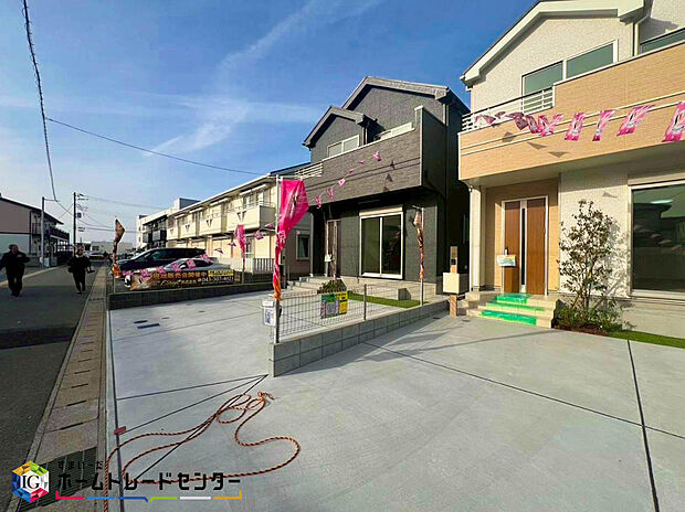 【前面道路含む現地写真】美しい緑と良好な住環境が守られてきたこの街に、新築戸建てが誕生致しました。穏やかな空気の流れる落ち着いた住環境です。ぜひ、現地へ足をお運びいただき実際の環境・陽当たりをご確認下さいませ♪