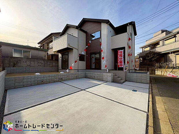 【前面道路含む現地写真】閑静な住宅地で子育て家族にピッタリ。毎日のお散歩も快適な緑に恵まれたエリアで、自然に包まれた穏やかな暮らしを実現するための、ゆとりある住環境が整っています。緑の潤いを感じながらホッと生活できそう。