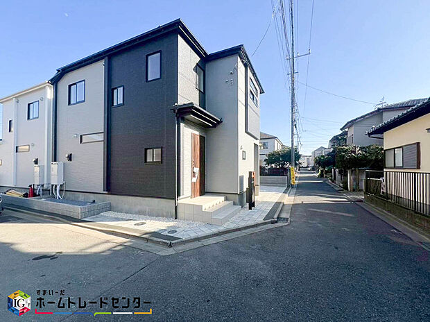 【前面道路含む現地写真】閑静な住宅地で子育て家族にピッタリ。毎日のお散歩も快適な緑に恵まれたエリアで、自然に包まれた穏やかな暮らしを実現するための、ゆとりある住環境が整っています。緑の潤いを感じながらホッと生活できそう。