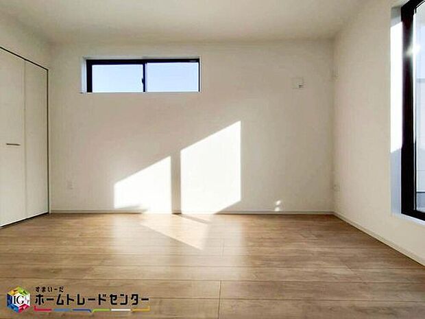 【リビング以外の居室】ダブルベッドのサイズのベッドを配置しても十分な広さを確保できる寝室です♪住んでから後悔しないために、そして何よりゆっくりと安眠できるよう、居心地がよく快適に過ごせる寝室の空間づくりにこだわりましょう。