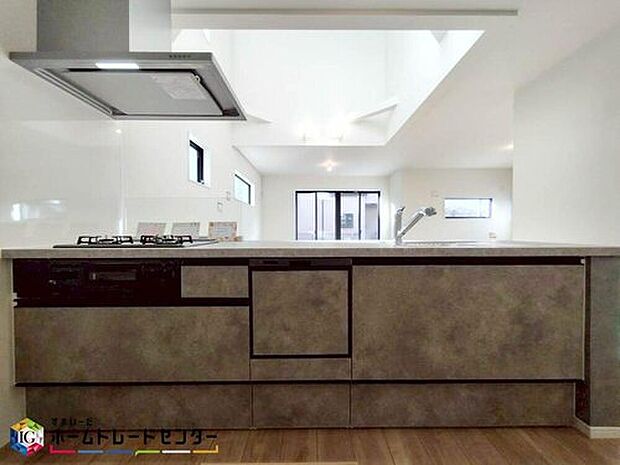 【キッチン】お洒落で清潔感のある対面キッチン♪対面式キッチンは家族との大事なコミュニケーションも取りやすく自然と会話が増えるような設計となっています。床下の収納スペースもちょっとした物を収納できるので嬉しい魅力♪