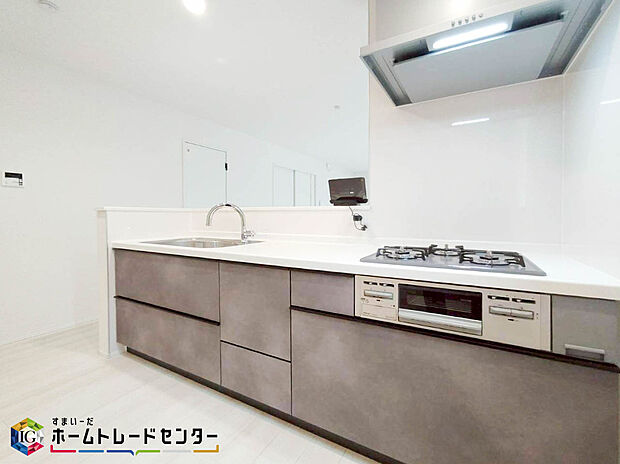 【キッチン】お洒落で清潔感のある対面キッチン♪対面式キッチンは家族との大事なコミュニケーションも取りやすく自然と会話が増えるような設計となっています!