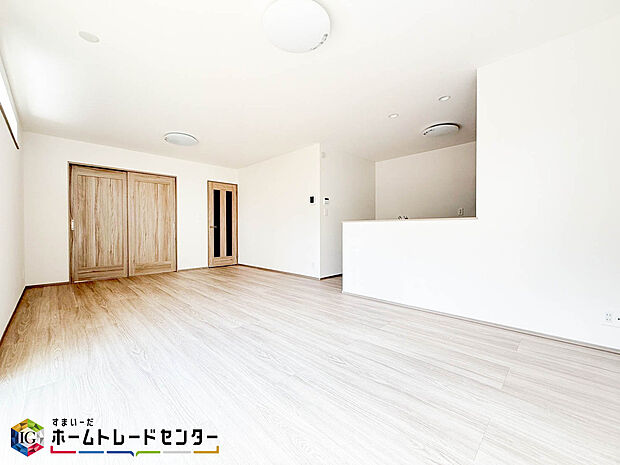 【リビング】家族の食事や団らんのほか、お子様を遊ばせたり友人を招いたりするLDKは住まいの中心。長時間過ごす場所だからこそ、陽当たりの良さ・居心地の良さなどお住まい探しの一番重要なポイントになります。