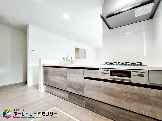 【キッチン】キッチンで作ったお料理もカウンター越しで受け渡しが可能なので、ママの家事の負担も軽減されますね♪キッチンとダイニングが1つの空間のようになりますので、部屋が広々とした感じを受けます。